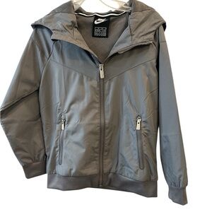 Boys Nike Gray Jacket with Hood and Zip-Up Design